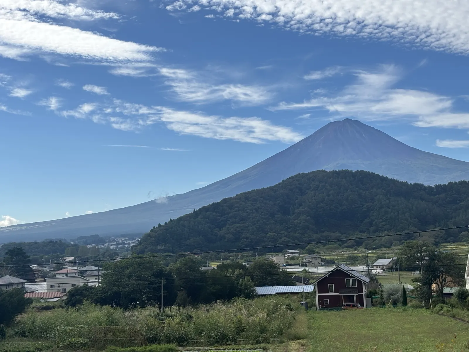 うろこ雲の空と富士山、大石の田園風景