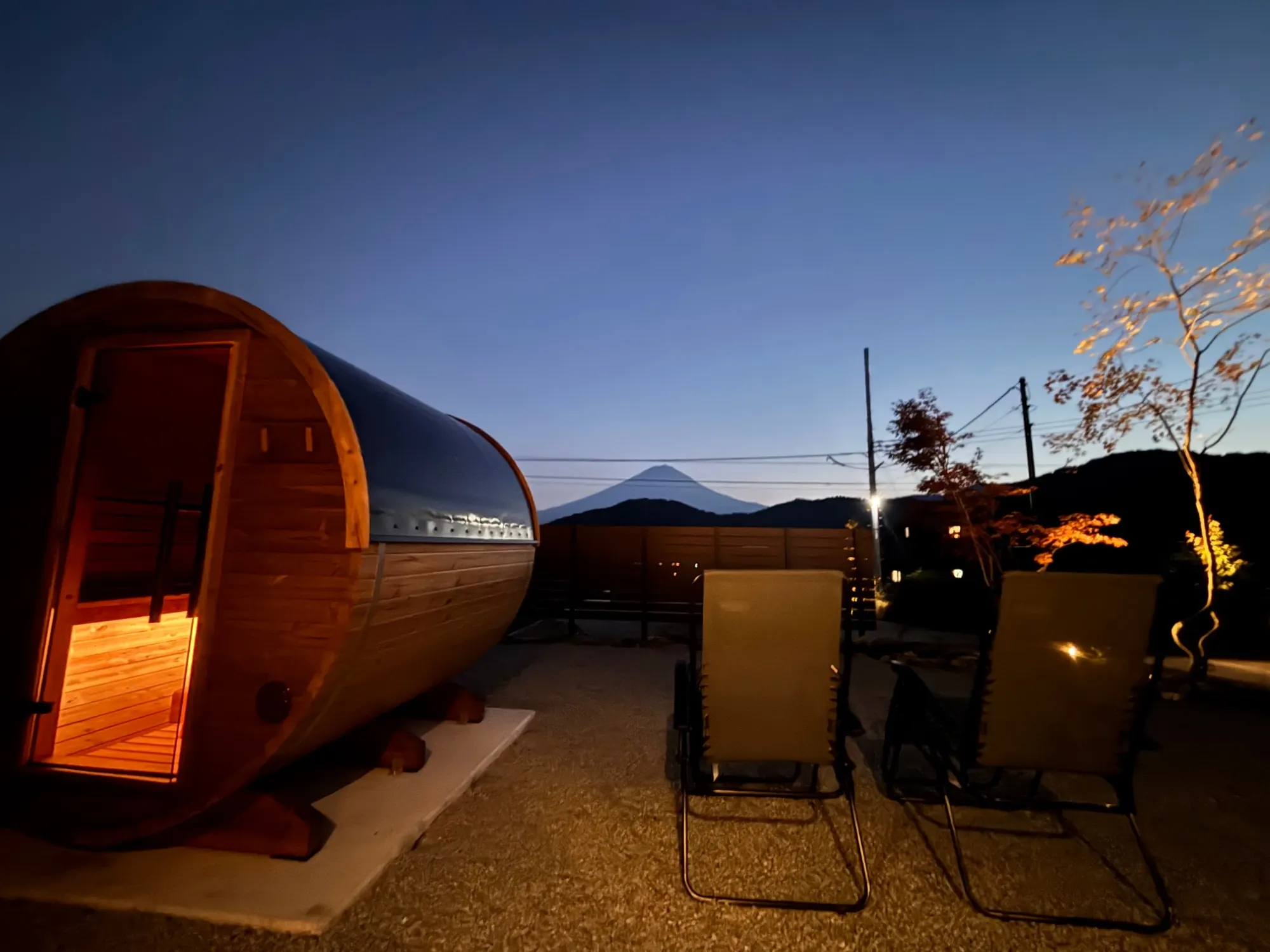 夕暮れの富士山とバレルサウナ、外気浴チェア