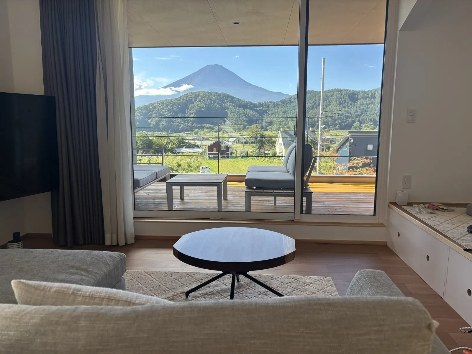 リビングの大きな窓の先に富士山