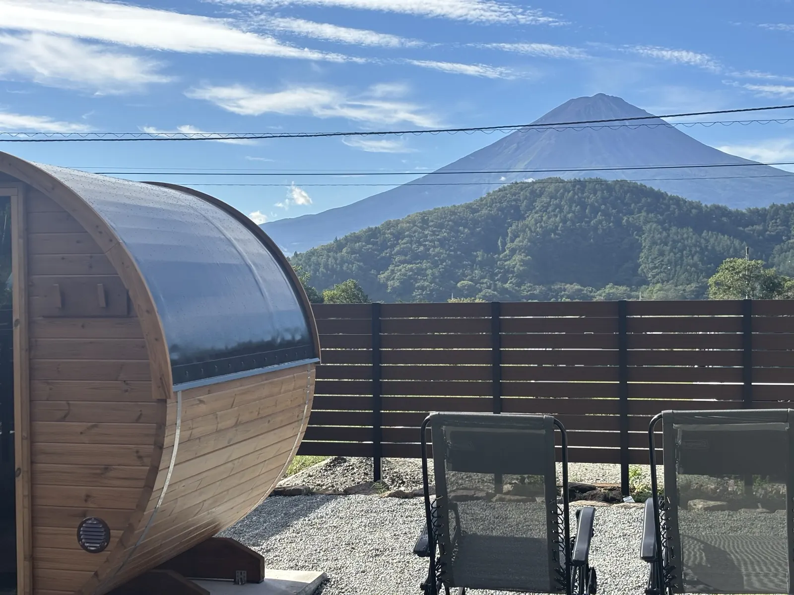 富士山を背にしたバレルサウナと外気浴チェア