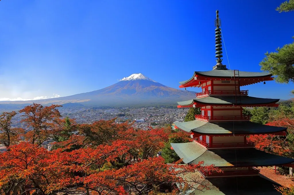 紅葉に彩られた新倉山浅間公園の五重塔（忠霊塔）と富士山