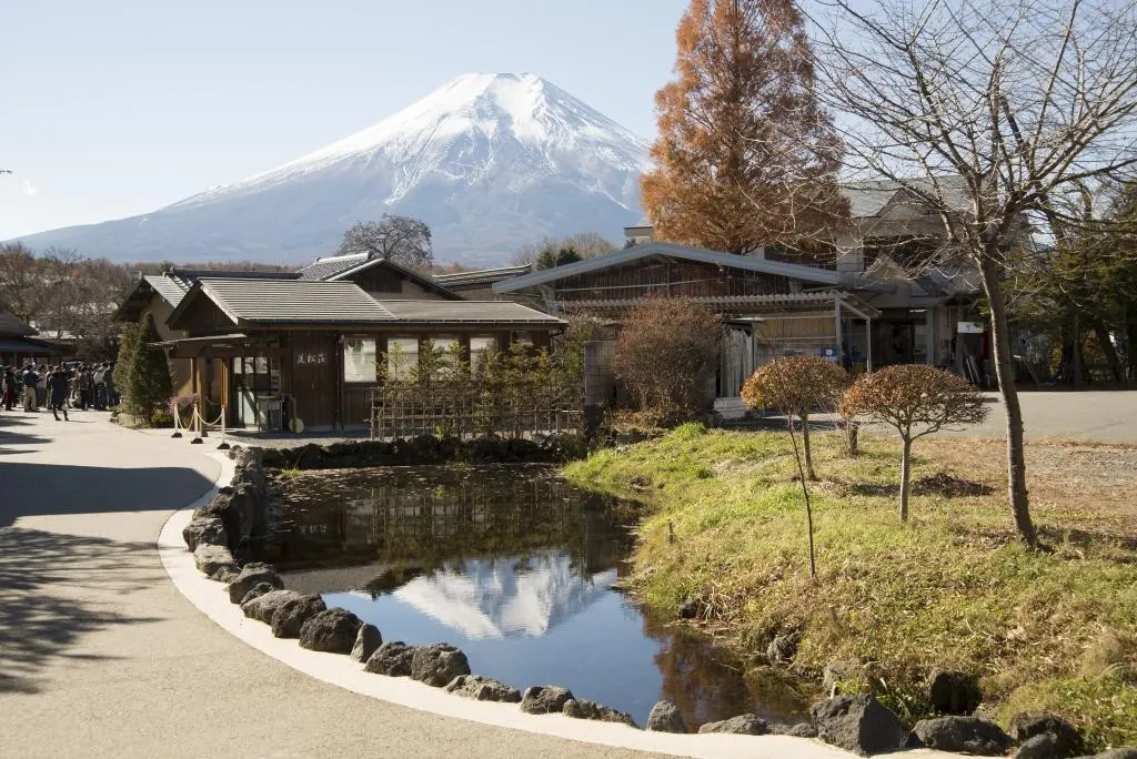 忍野八海の池の水面に映る富士山